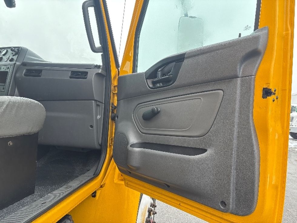 Medium Duty Box Truck-Light and Medium Duty Trucks-International-2021-MV607-Lansing-MI-239,236\n\t\tmiles-$ 35,750 - Image 20