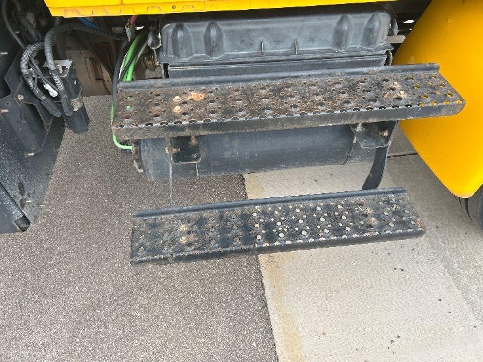 Medium Duty Box Truck-Light and Medium Duty Trucks-International-2021-MV607-Las Vegas-NV-237,491\n\t\tmiles-$ 35,750 - Image 24