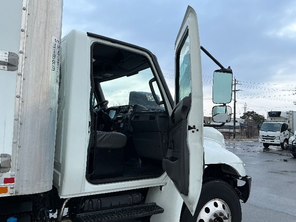 Medium Duty Box Truck-Light and Medium Duty Trucks-International-2021-MV607-London-ON-360,970\n\t\tkm-$ 60,750 - Image 20