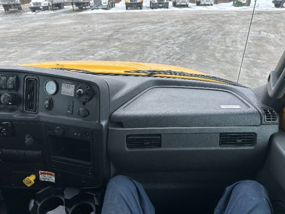 Medium Duty Box Truck-Light and Medium Duty Trucks-International-2021-MV607-Londonderry-NH-172,412\n\t\tmiles-$ 34,750 - Image 20