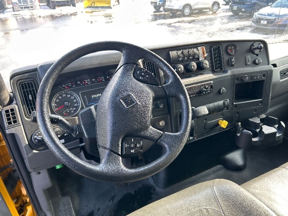 Medium Duty Box Truck-Light and Medium Duty Trucks-International-2021-MV607-Londonderry-NH-210,895\n\t\tmiles-$ 36,250 - Image 18