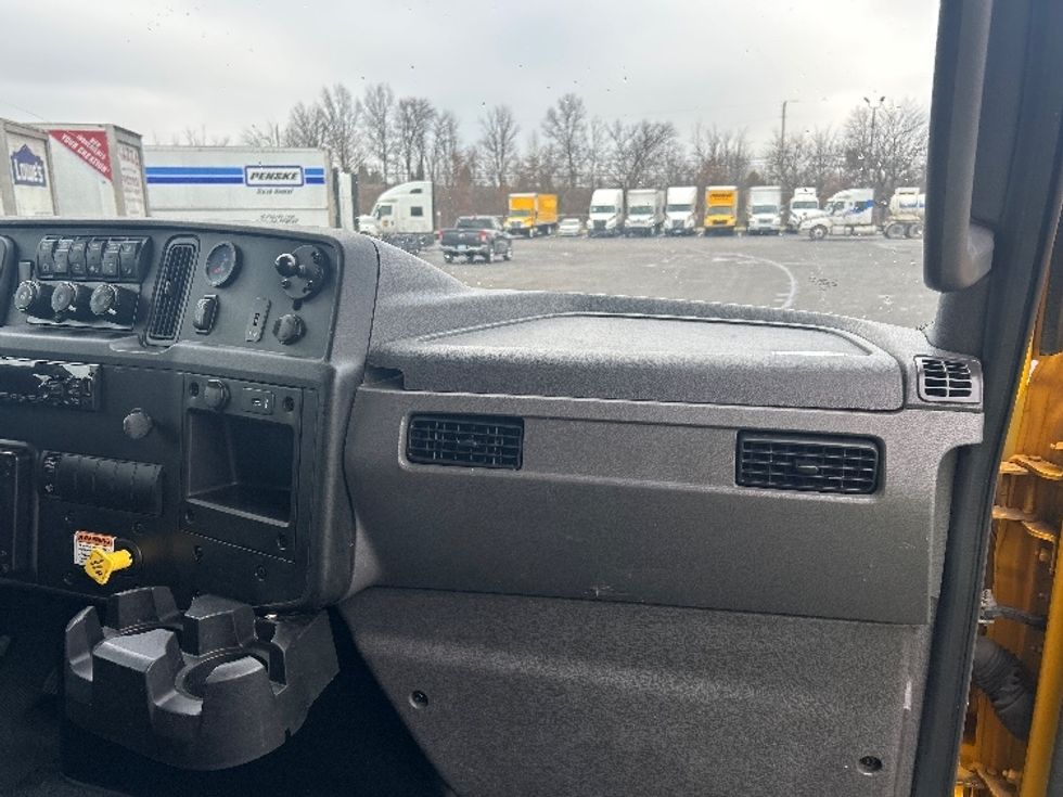 Medium Duty Box Truck-Light and Medium Duty Trucks-International-2021-MV607-Louisville-KY-192,237\n\t\tmiles-$ 43,500 - Image 21