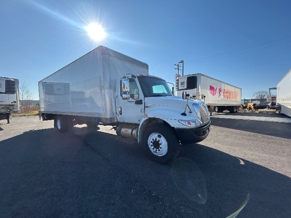 Medium Duty Box Truck-Light and Medium Duty Trucks-International-2021-MV607-Middlefield-OH-194,627\n\t\tmiles-$ 48,000 - Image 1
