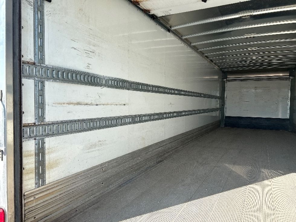 Medium Duty Box Truck-Light and Medium Duty Trucks-International-2021-MV607-Middlefield-OH-194,627\n\t\tmiles-$ 48,000 - Image 11
