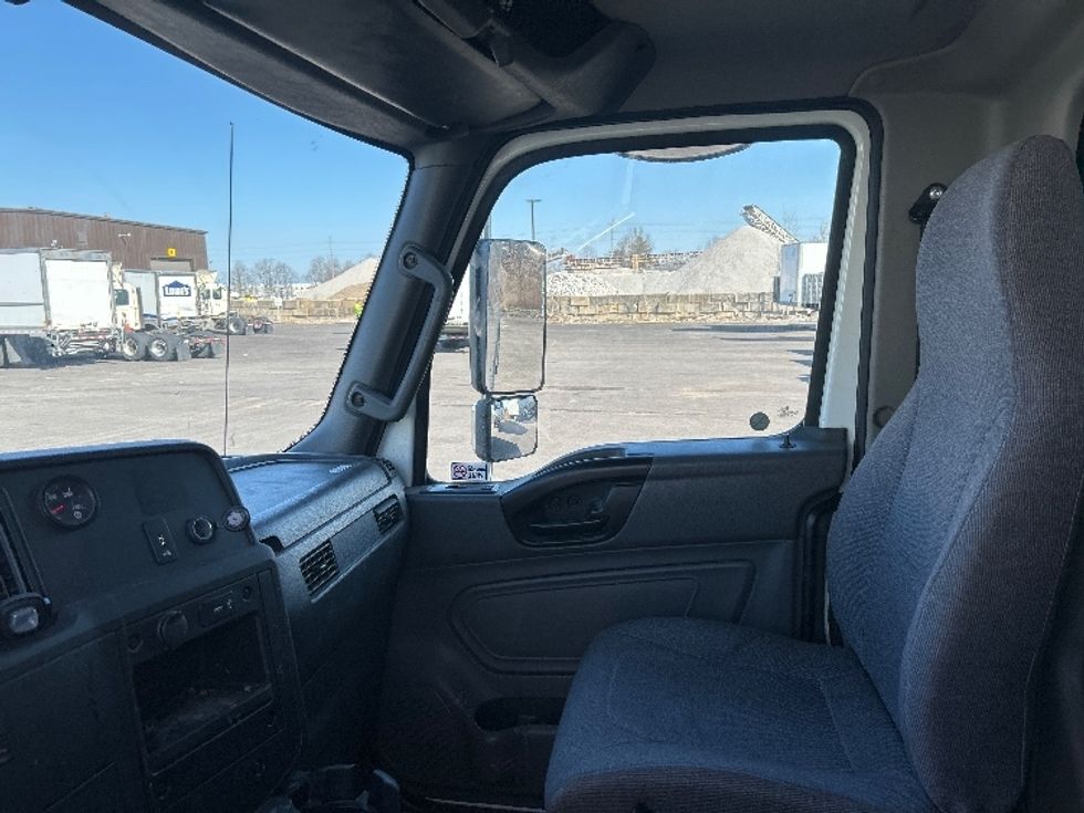 Medium Duty Box Truck-Light and Medium Duty Trucks-International-2021-MV607-Middlefield-OH-194,627\n\t\tmiles-$ 48,000 - Image 19