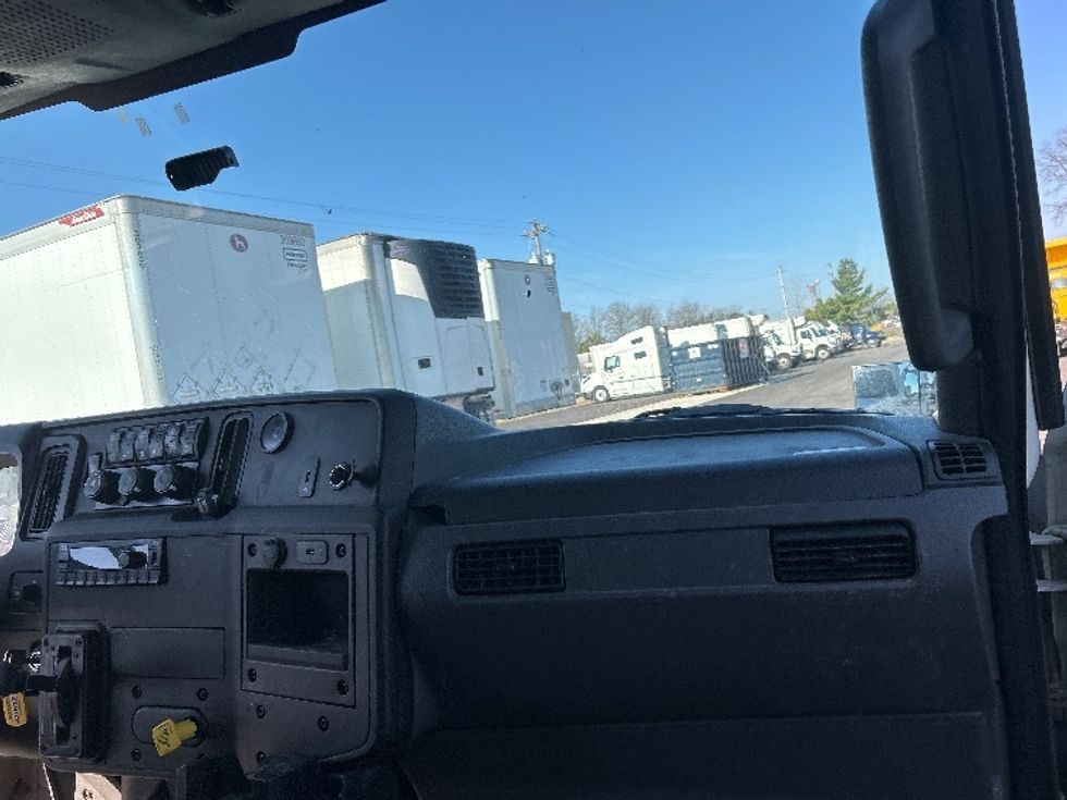 Medium Duty Box Truck-Light and Medium Duty Trucks-International-2021-MV607-Middlefield-OH-194,627\n\t\tmiles-$ 48,000 - Image 21