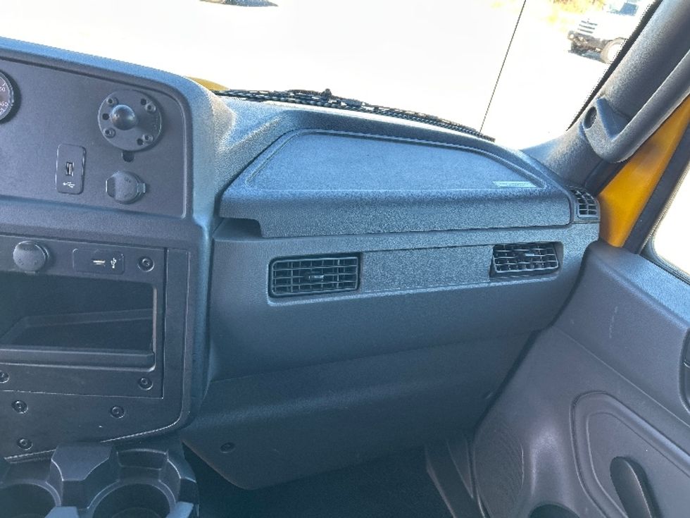 Medium Duty Box Truck-Light and Medium Duty Trucks-International-2021-MV607-Middlefield-OH-253,883\n\t\tmiles-$ 34,000 - Image 21