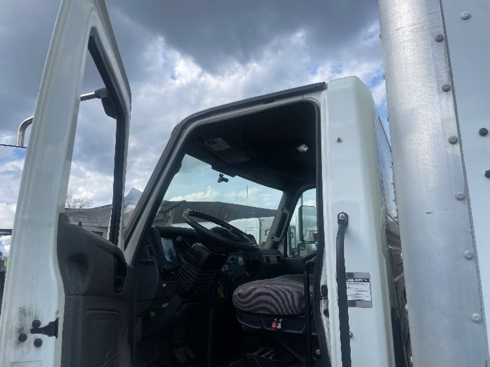 Medium Duty Box Truck-Light and Medium Duty Trucks-International-2021-MV607-Middlefield-OH-340,394\n\t\tmiles-$ 24,500 - Image 16