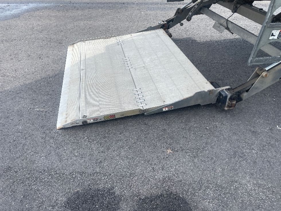 Medium Duty Box Truck-Light and Medium Duty Trucks-International-2021-MV607-Middlefield-OH-340,394\n\t\tmiles-$ 24,500 - Image 9