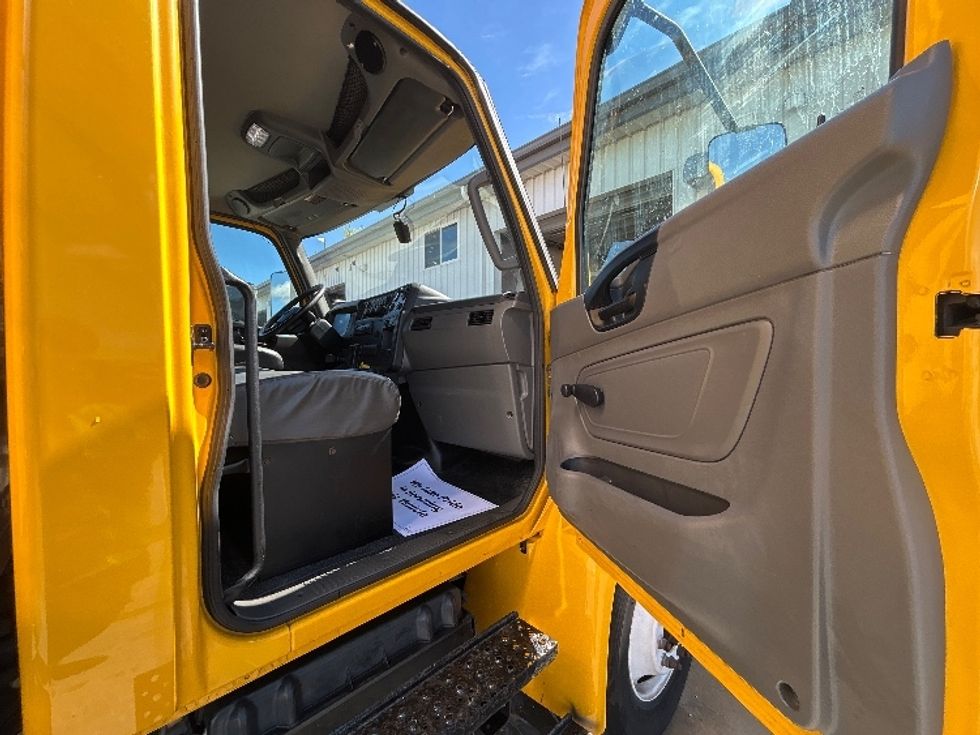 Medium Duty Box Truck-Light and Medium Duty Trucks-International-2021-MV607-Milwaukee-WI-185,599\n\t\tmiles-$ 35,250 - Image 19