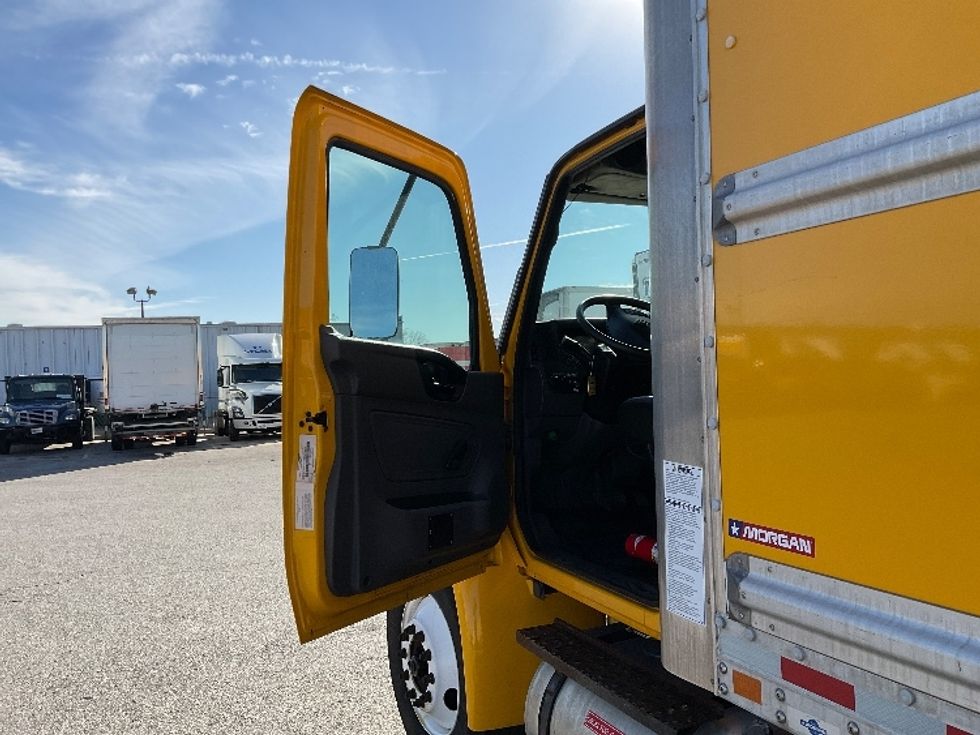 Medium Duty Box Truck-Light and Medium Duty Trucks-International-2021-MV607-Moberly-MO-221,841\n\t\tmiles-$ 39,000 - Image 15