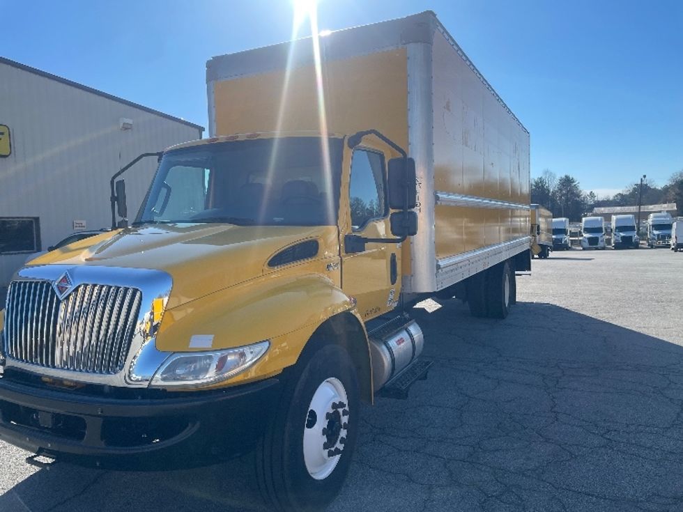 Medium Duty Box Truck-Light and Medium Duty Trucks-International-2021-MV607-Newnan-GA-199,133\n\t\tmiles-$ 45,250 - Image 3
