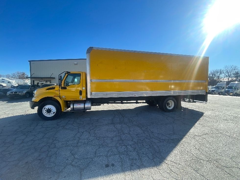 Medium Duty Box Truck-Light and Medium Duty Trucks-International-2021-MV607-Newnan-GA-199,133\n\t\tmiles-$ 45,250 - Image 4
