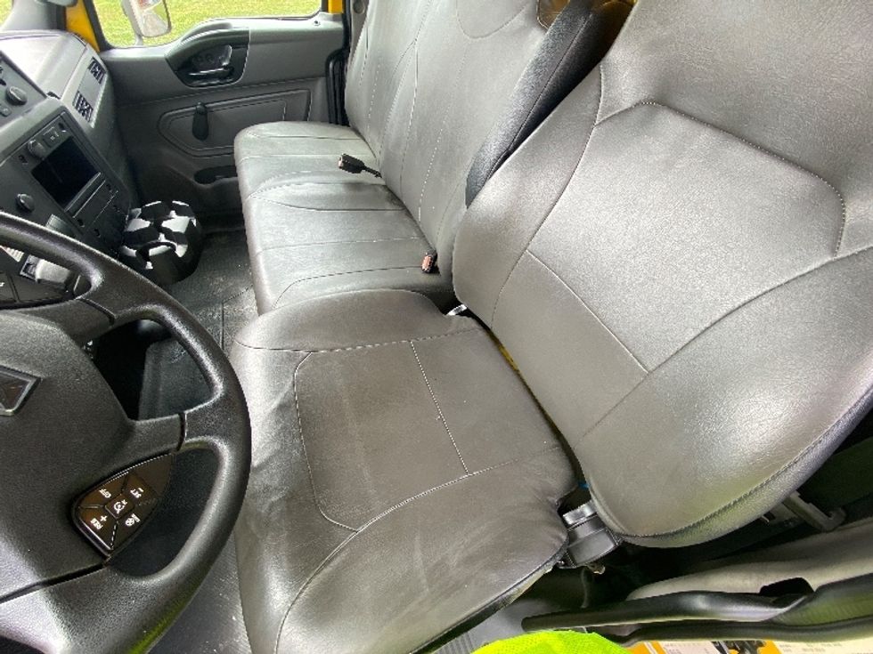 Medium Duty Box Truck-Light and Medium Duty Trucks-International-2021-MV607-Ocala-FL-243,717\n\t\tmiles-$ 35,500 - Image 19