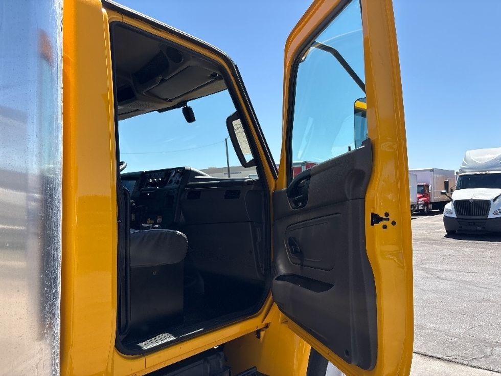 Medium Duty Box Truck-Light and Medium Duty Trucks-International-2021-MV607-Phoenix-AZ-226,989\n\t\tmiles-$ 28,750 - Image 19