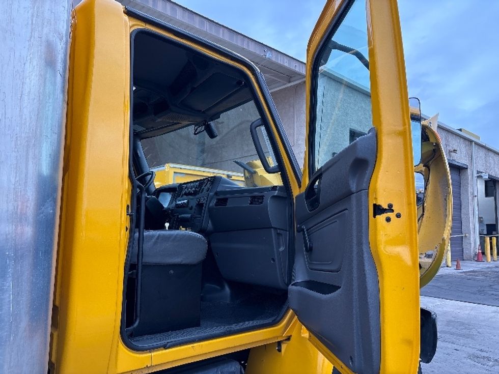 Medium Duty Box Truck-Light and Medium Duty Trucks-International-2021-MV607-Phoenix-AZ-238,525\n\t\tmiles-$ 36,750 - Image 19