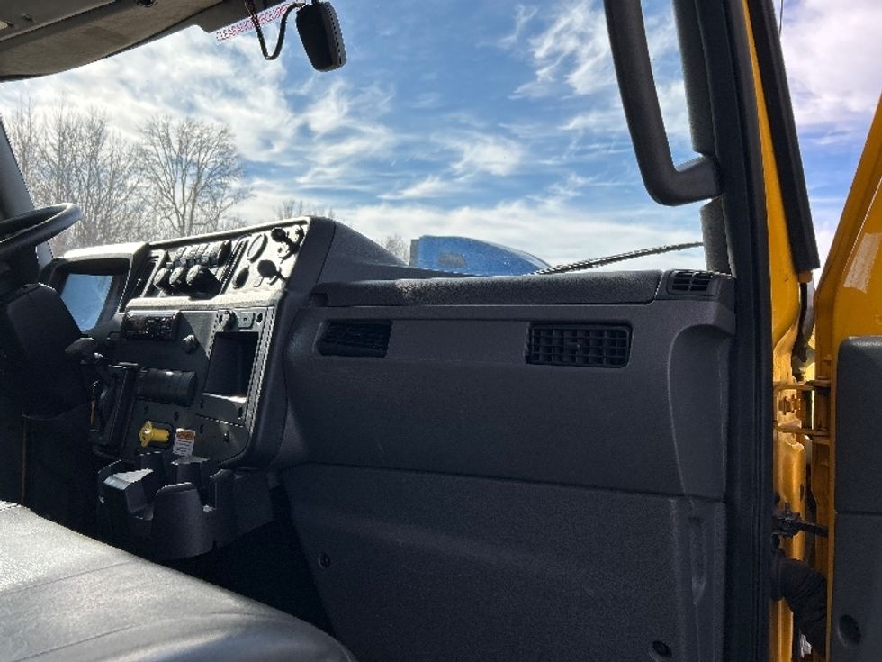 Medium Duty Box Truck-Light and Medium Duty Trucks-International-2021-MV607-Poplar Bluff-MO-231,319\n\t\tmiles-$ 37,750 - Image 21