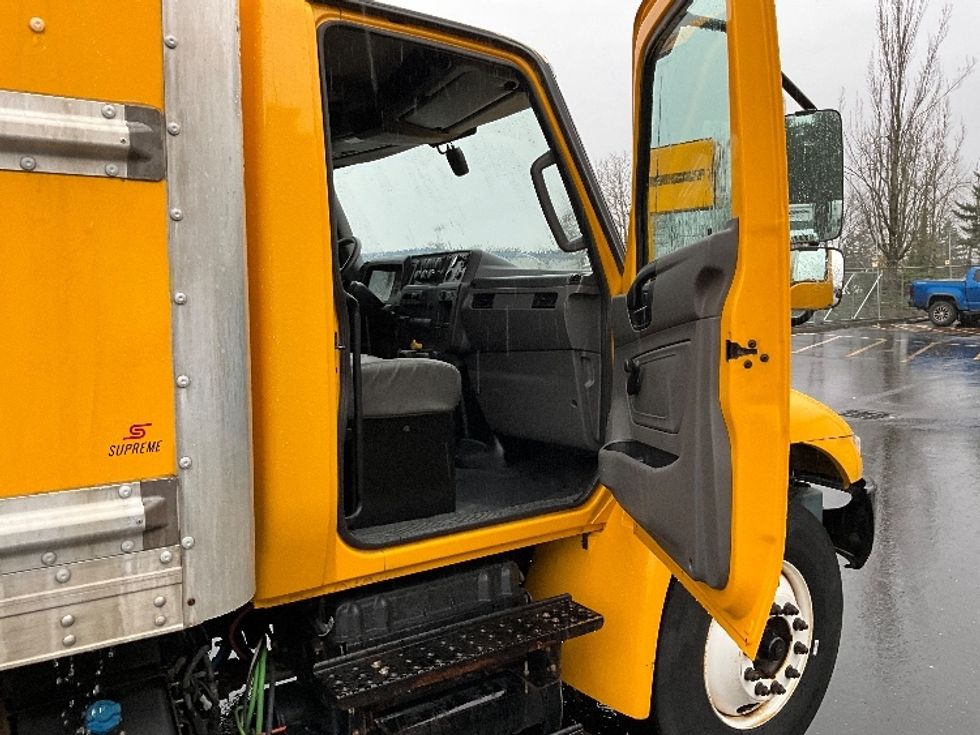Medium Duty Box Truck-Light and Medium Duty Trucks-International-2021-MV607-Portland-OR-197,493\n\t\tmiles-$ 42,750 - Image 20