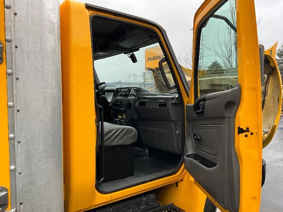 Medium Duty Box Truck-Light and Medium Duty Trucks-International-2021-MV607-Portland-OR-232,538\n\t\tmiles-$ 36,000 - Image 19