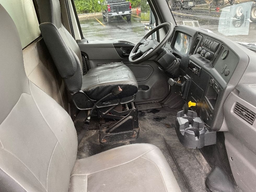 Medium Duty Box Truck-Light and Medium Duty Trucks-International-2021-MV607-Rochester-NY-157,574\n\t\tmiles-$ 42,250 - Image 22