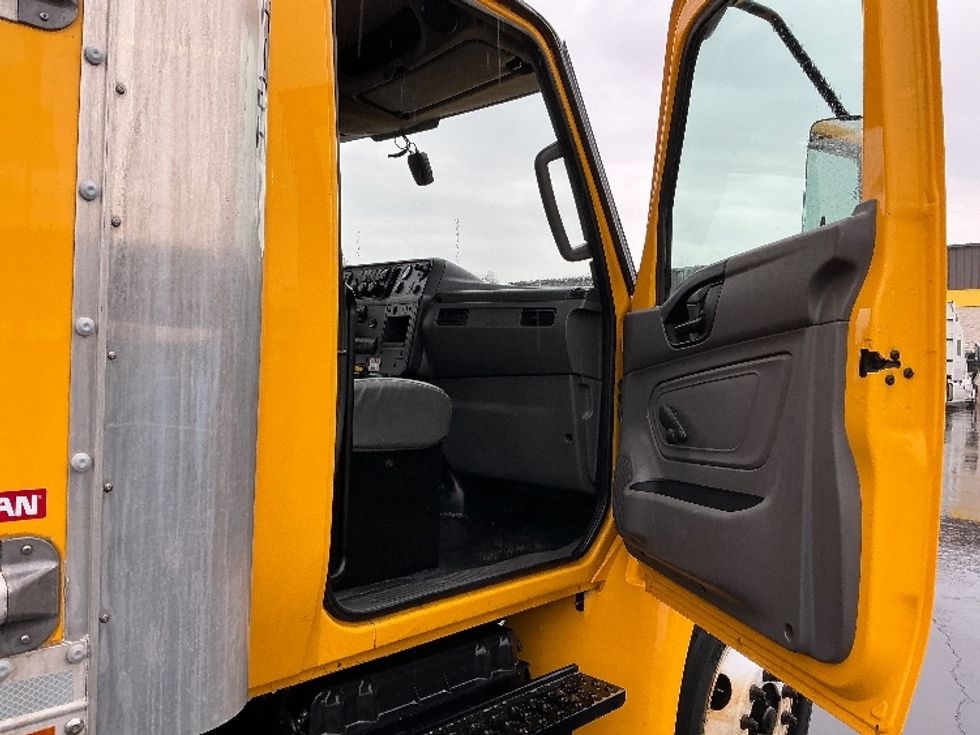 Medium Duty Box Truck-Light and Medium Duty Trucks-International-2021-MV607-Sacramento-CA-193,703\n\t\tmiles-$ 43,250 - Image 20