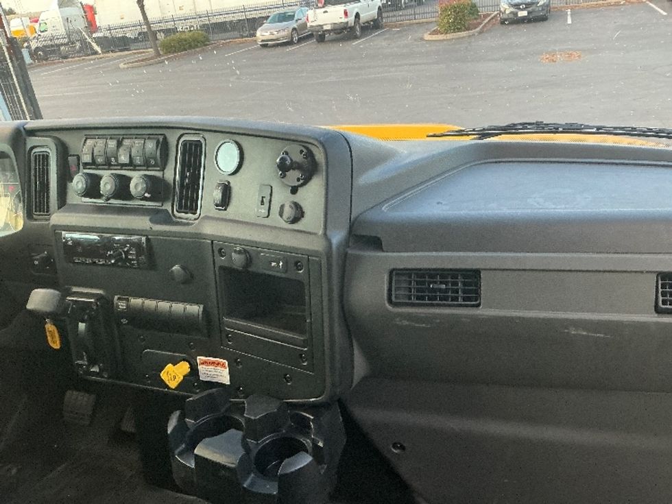 Medium Duty Box Truck-Light and Medium Duty Trucks-International-2021-MV607-Sacramento-CA-236,106\n\t\tmiles-$ 37,000 - Image 21