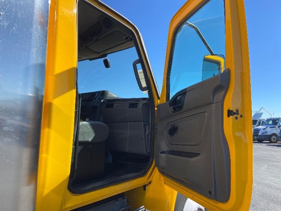 Medium Duty Box Truck-Light and Medium Duty Trucks-International-2021-MV607-San Antonio-TX-167,302\n\t\tmiles-$ 40,750 - Image 20