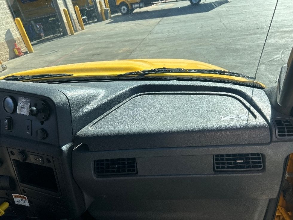 Medium Duty Box Truck-Light and Medium Duty Trucks-International-2021-MV607-San Antonio-TX-205,725\n\t\tmiles-$ 41,500 - Image 21