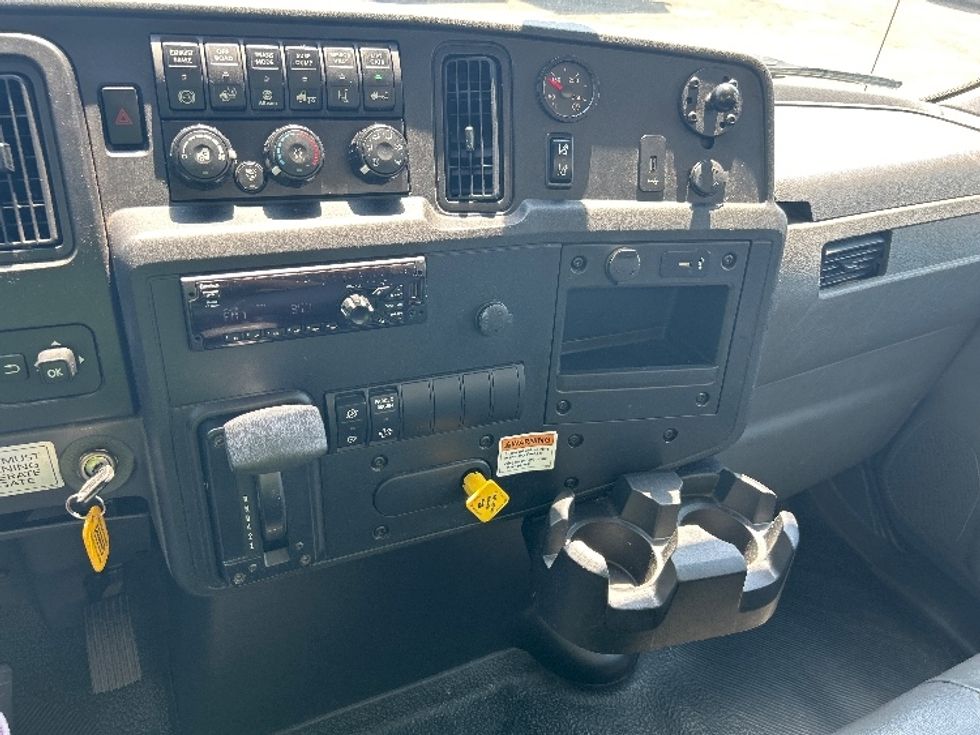 Medium Duty Box Truck-Light and Medium Duty Trucks-International-2021-MV607-Sterling-VA-133,515\n\t\tmiles-$ 62,000 - Image 25