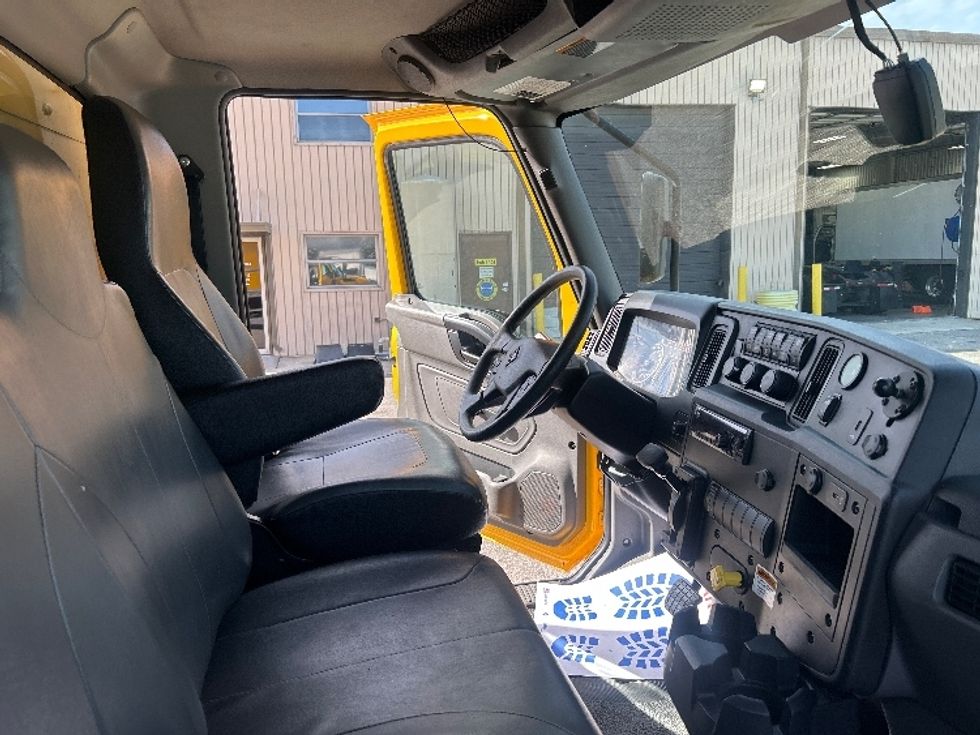 Medium Duty Box Truck-Light and Medium Duty Trucks-International-2021-MV607-Tampa-FL-242,181\n\t\tmiles-$ 31,000 - Image 22