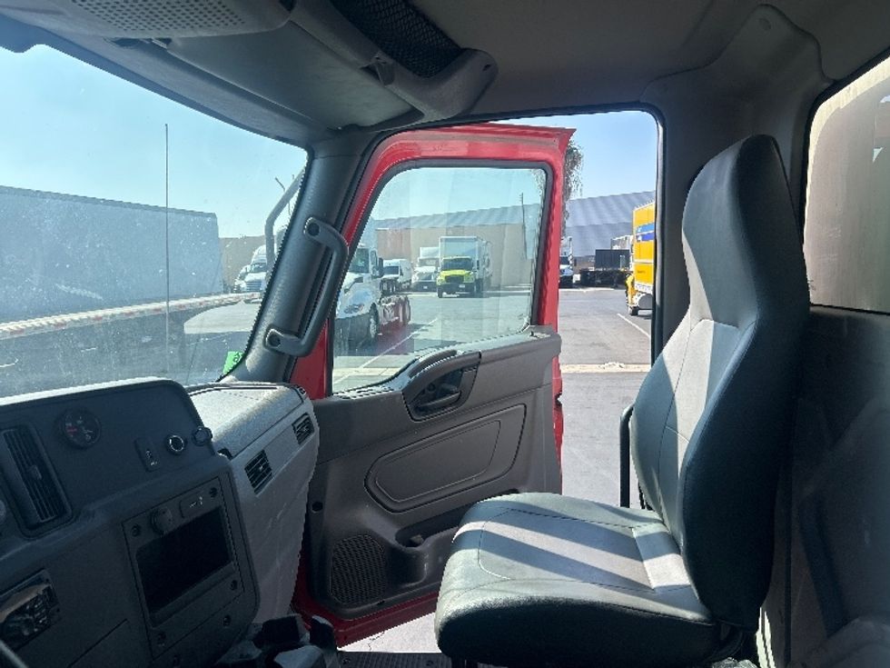 Medium Duty Box Truck-Light and Medium Duty Trucks-International-2021-MV607-Torrance-CA-422,563\n\t\tmiles-$ 23,500 - Image 19
