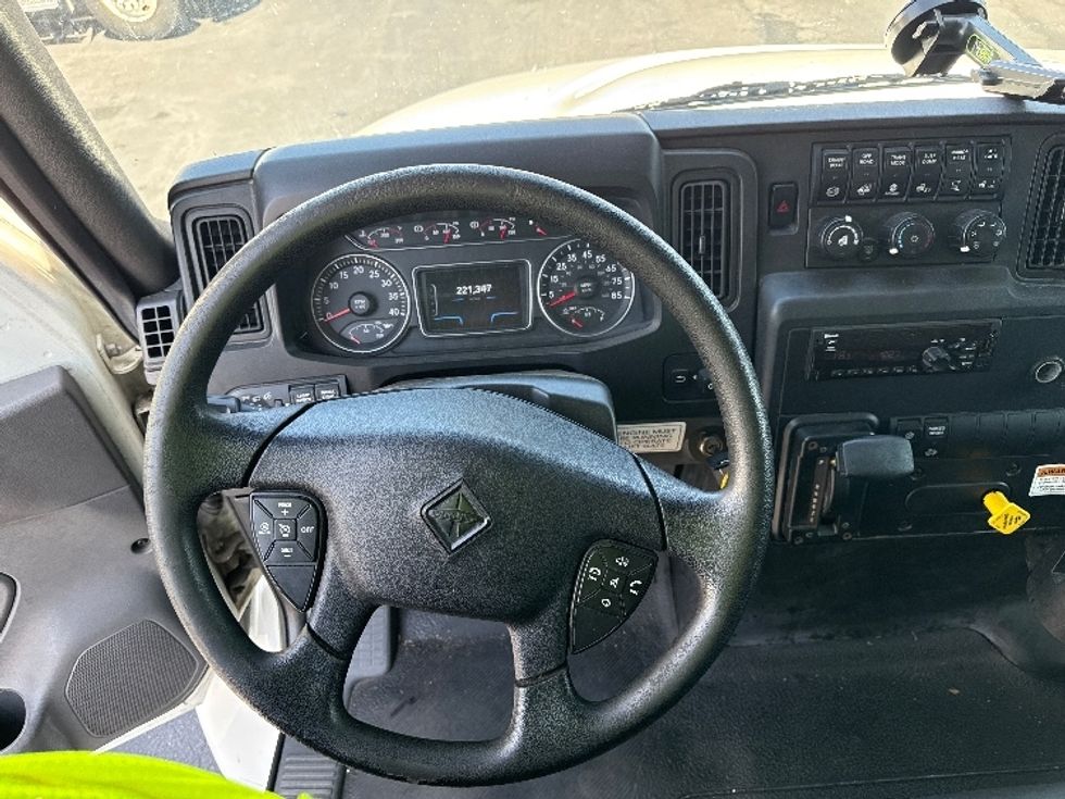 Medium Duty Box Truck-Light and Medium Duty Trucks-International-2021-MV607-Vernon-CA-221,588\n\t\tmiles-$ 48,500 - Image 17