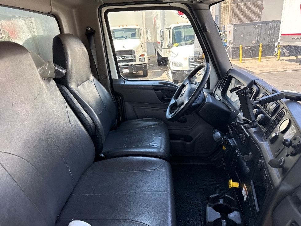 Medium Duty Box Truck-Light and Medium Duty Trucks-International-2021-MV607-Vernon-CA-221,588\n\t\tmiles-$ 48,500 - Image 22