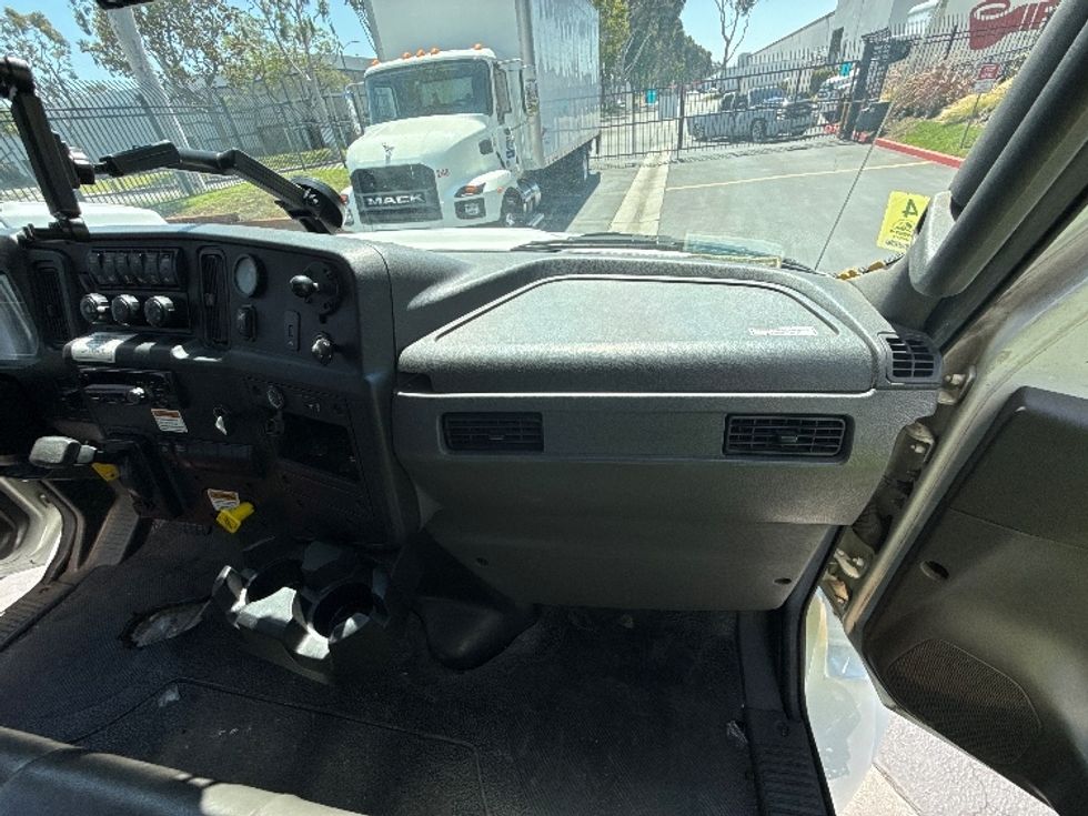 Medium Duty Box Truck-Light and Medium Duty Trucks-International-2021-MV607-Vernon-CA-230,210\n\t\tmiles-$ 47,250 - Image 21