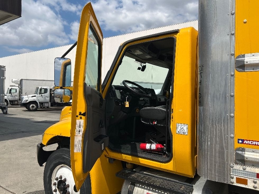 Medium Duty Box Truck-Light and Medium Duty Trucks-International-2021-MV607-Vernon-CA-258,346\n\t\tmiles-$ 31,250 - Image 15