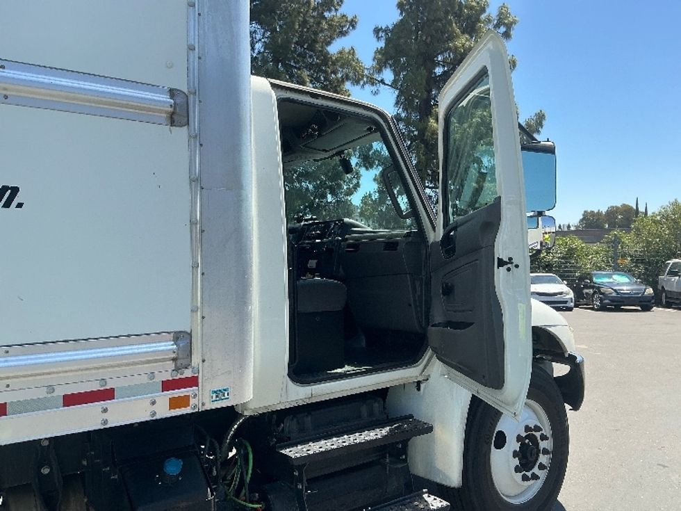 Medium Duty Box Truck-Light and Medium Duty Trucks-International-2021-MV607-West Sacramento-CA-193,413\n\t\tmiles-$ 53,000 - Image 20