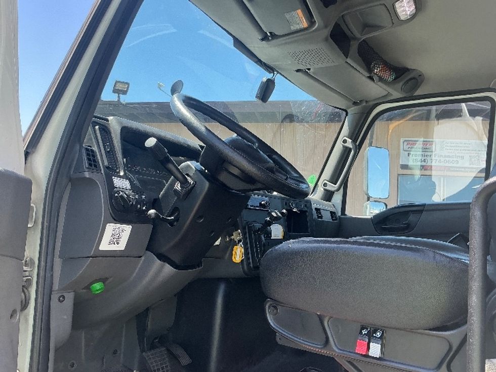 Medium Duty Box Truck-Light and Medium Duty Trucks-International-2021-MV607-West Sacramento-CA-193,413\n\t\tmiles-$ 53,000 - Image 17