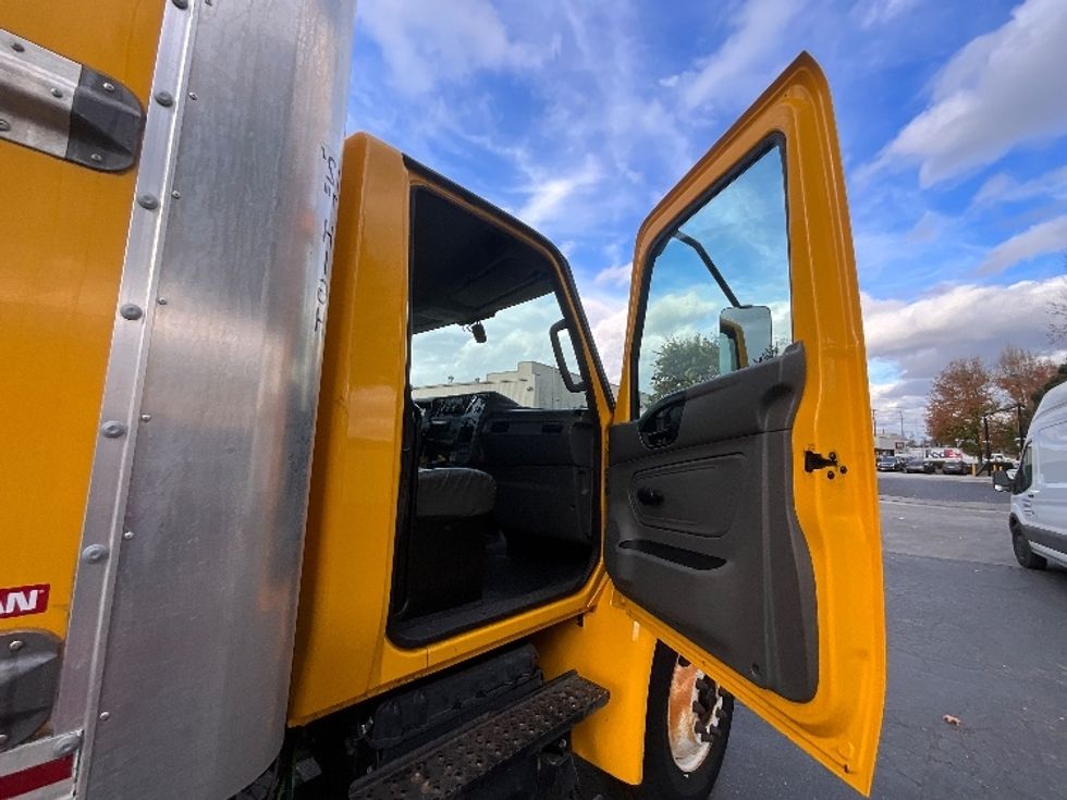 Medium Duty Box Truck-Light and Medium Duty Trucks-International-2021-MV607-West Sacramento-CA-220,117\n\t\tmiles-$ 39,250 - Image 18