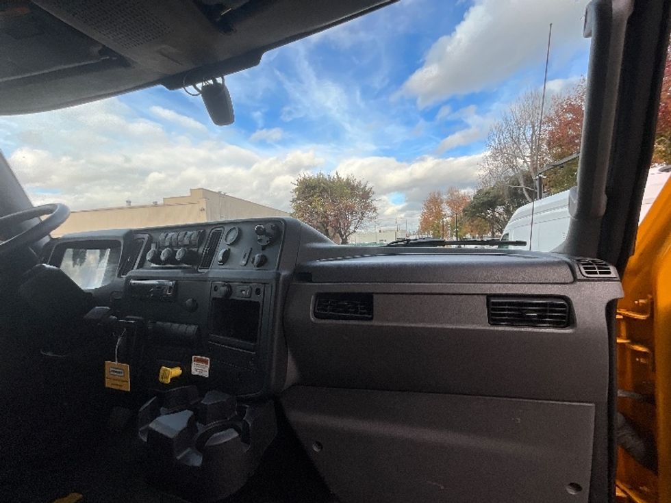 Medium Duty Box Truck-Light and Medium Duty Trucks-International-2021-MV607-West Sacramento-CA-220,117\n\t\tmiles-$ 39,250 - Image 19