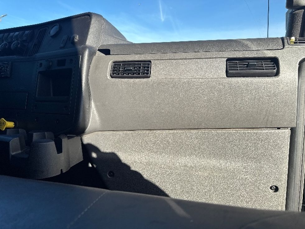 Medium Duty Box Truck-Light and Medium Duty Trucks-International-2021-MV607-West Sacramento-CA-250,619\n\t\tmiles-$ 41,250 - Image 21