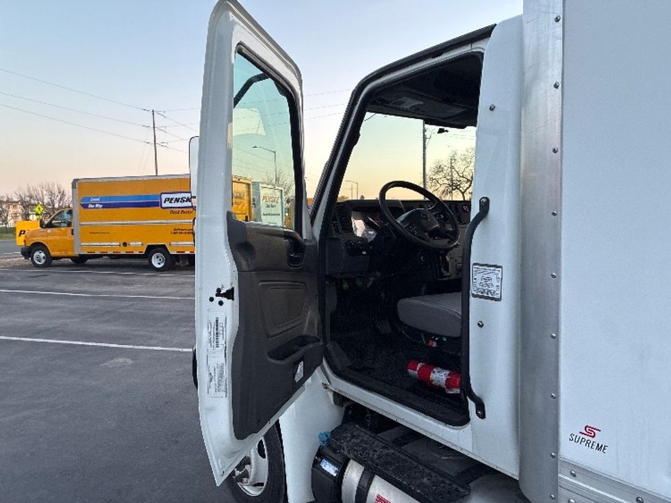 Medium Duty Box Truck-Light and Medium Duty Trucks-International-2021-MV607LP-West Sacramento-CA-441,700\n\t\tmiles-$ 22,750 - Image 15