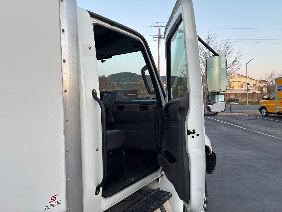 Medium Duty Box Truck-Light and Medium Duty Trucks-International-2021-MV607LP-West Sacramento-CA-441,700\n\t\tmiles-$ 22,750 - Image 19