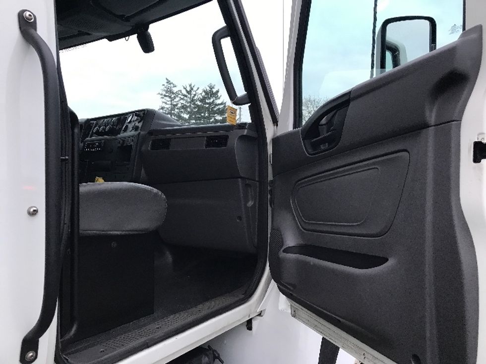 Medium Duty Box Truck-Light and Medium Duty Trucks-International-2022-MV607-Allentown-PA-96,101\n\t\tmiles-$ 70,750 - Image 20