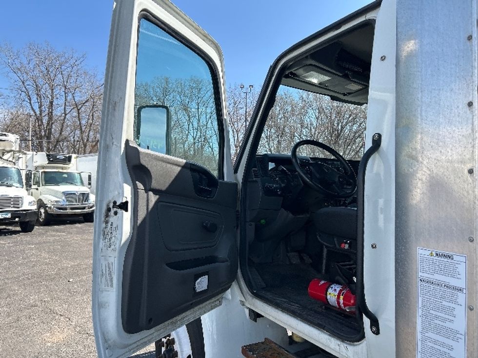 Medium Duty Box Truck-Light and Medium Duty Trucks-International-2022-MV607-Brooklyn Park-MN-124,711\n\t\tmiles-$ 53,000 - Image 16