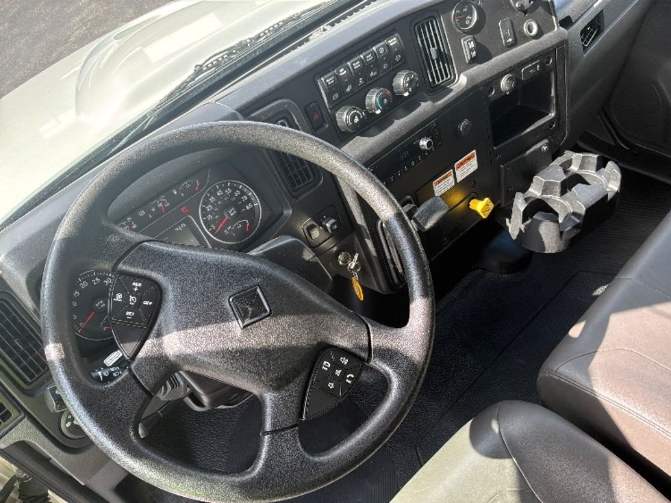Medium Duty Box Truck-Light and Medium Duty Trucks-International-2022-MV607-Burlington-NJ-251,100\n\t\tmiles-$ 38,000 - Image 17