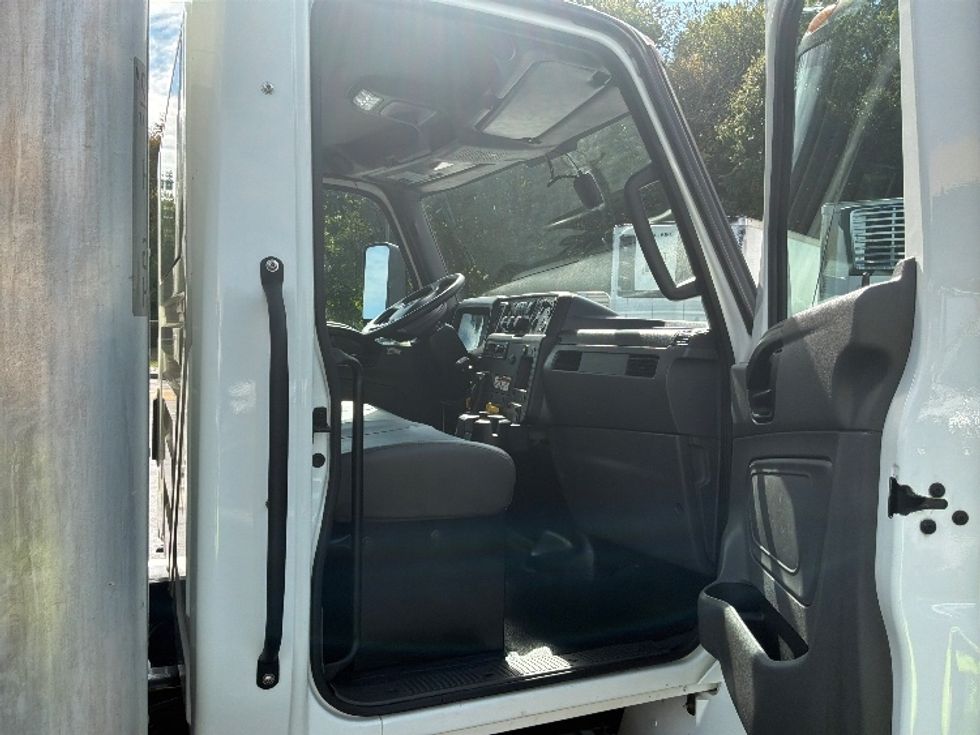 Medium Duty Box Truck-Light and Medium Duty Trucks-International-2022-MV607-Burlington-NJ-251,100\n\t\tmiles-$ 38,000 - Image 20