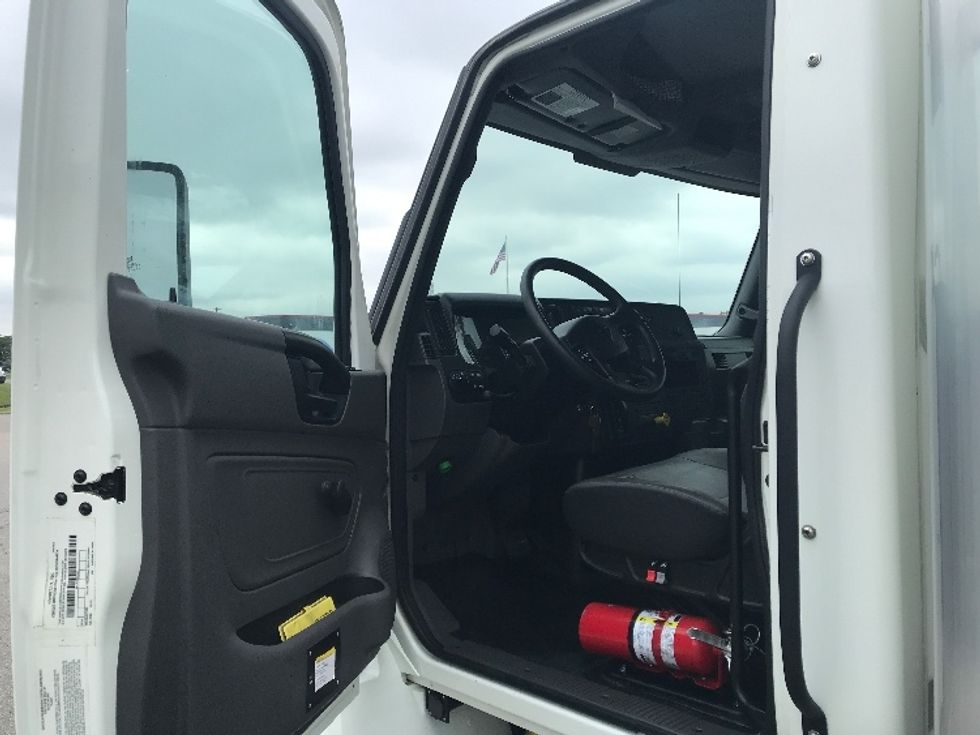 Medium Duty Box Truck-Light and Medium Duty Trucks-International-2022-MV607-Cincinnati-OH-7,780\n\t\tmiles-$ 76,000 - Image 15