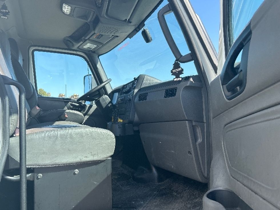 Medium Duty Box Truck-Light and Medium Duty Trucks-International-2022-MV607-Davenport-IA-96,619\n\t\tmiles-$ 76,000 - Image 20