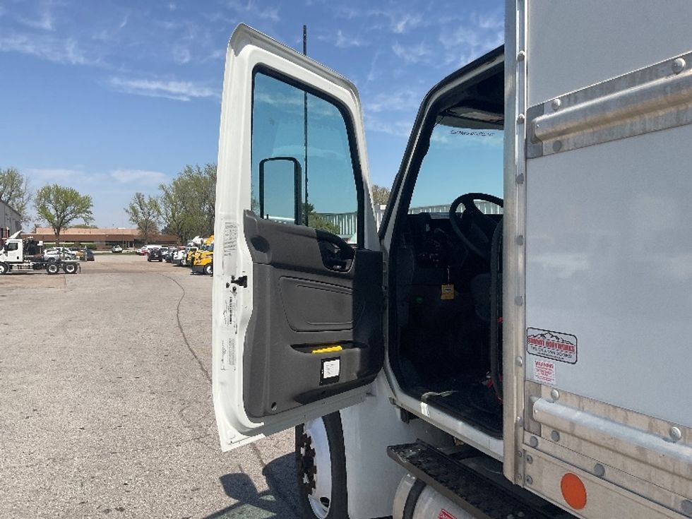 Medium Duty Box Truck-Light and Medium Duty Trucks-International-2022-MV607-Earth City-MO-121,669\n\t\tmiles-$ 71,250 - Image 16