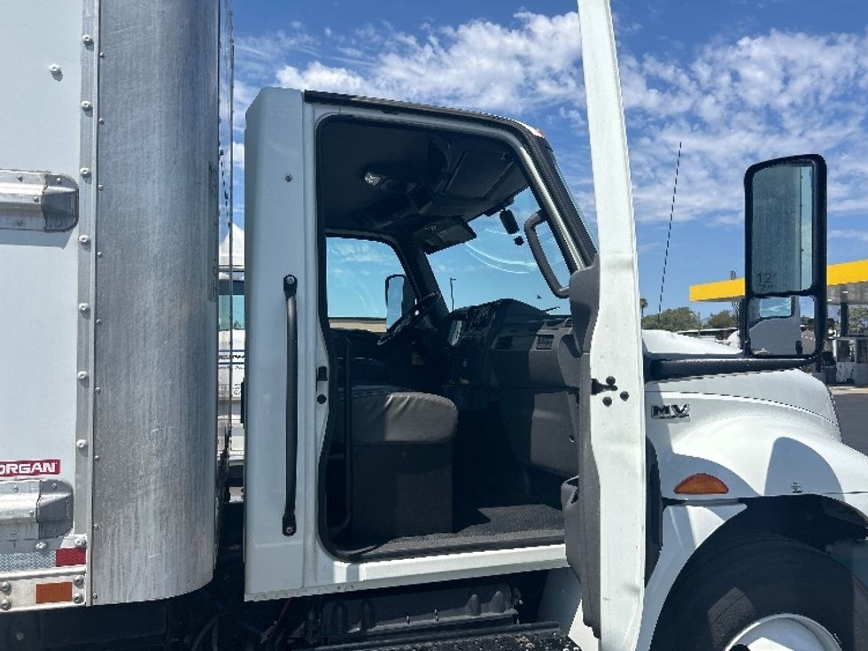 Medium Duty Box Truck-Light and Medium Duty Trucks-International-2022-MV607-Fontana-CA-259,478\n\t\tmiles-$ 39,500 - Image 18